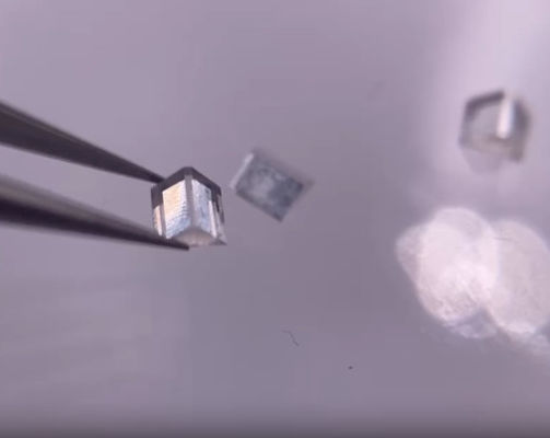 Mono incoloro CVD de laboratorio Diamantes cultivados Prisma óptico de cristal único 2x2x1mm